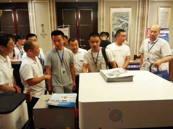 直讀光譜儀產(chǎn)品一出場(chǎng)就吸引了眾多鑄造行業(yè)專(zhuān)家的目光。